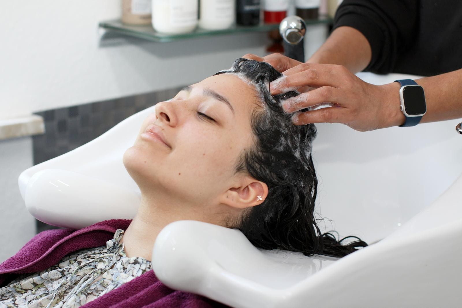 Haarwäsche und Pflege im Salon