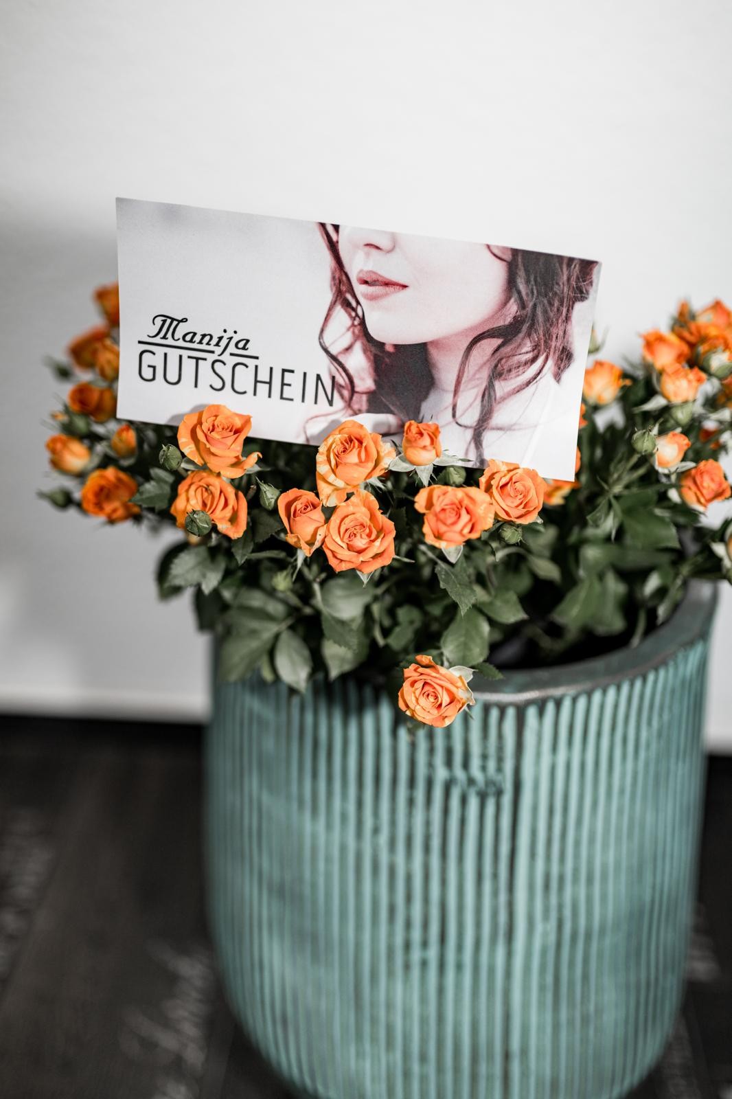 Manija-Gutschein mit Blumen