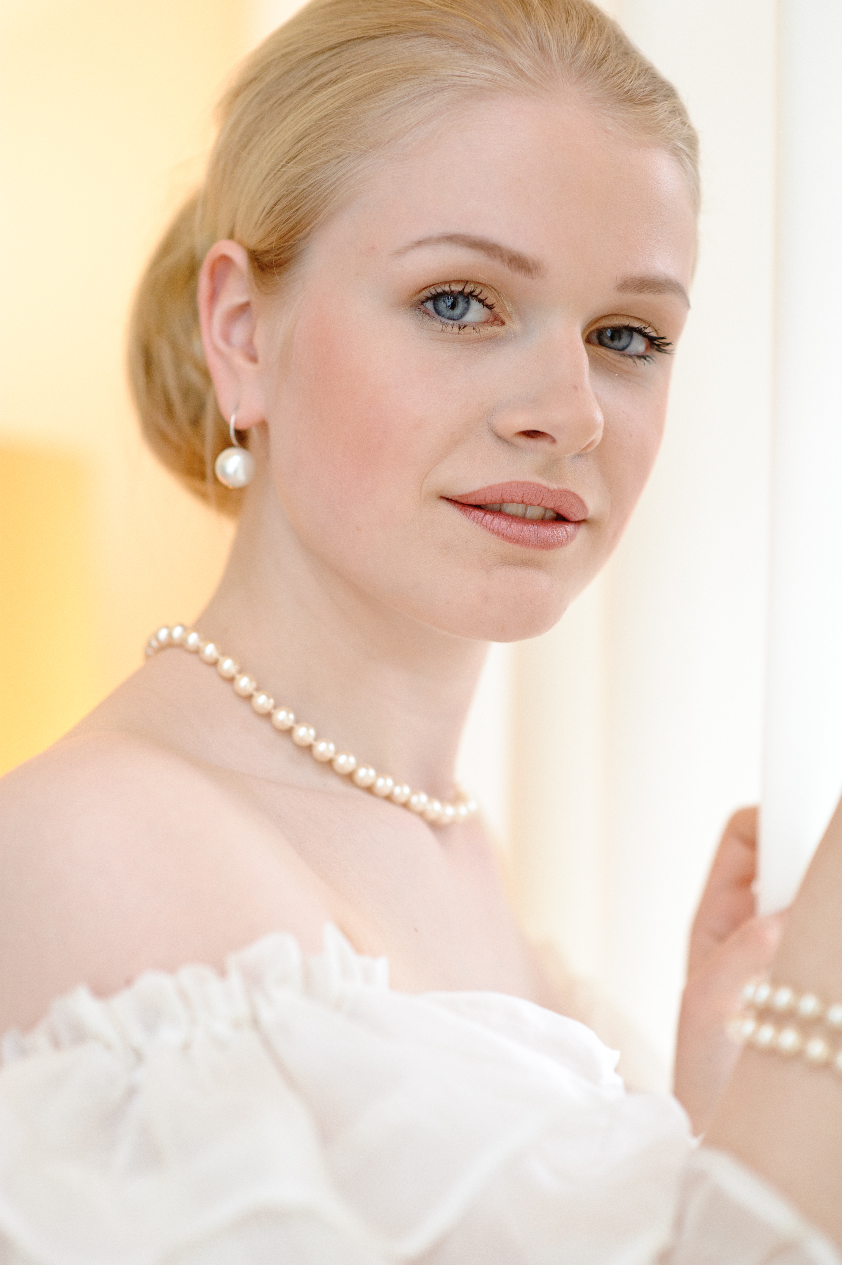 Brautporträt mit Brautfrisur und Make-up