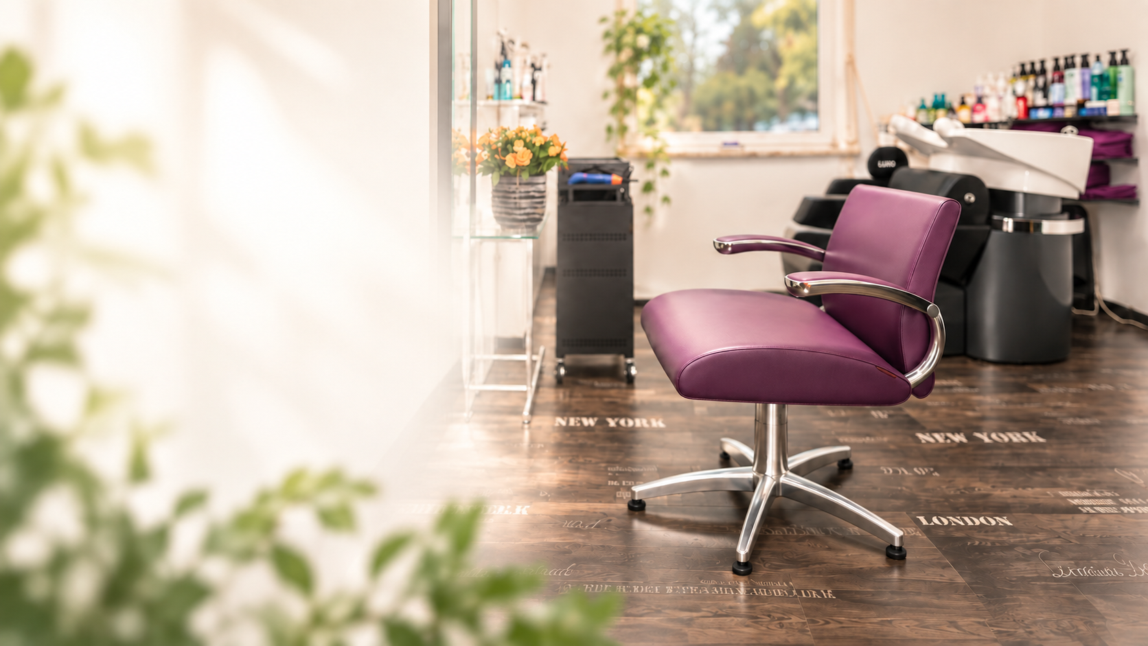 Lila Friseurstuhl im Salon Manija